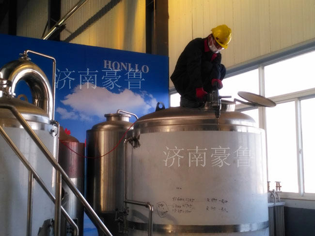 工人在加工啤酒设备罐体 工人在加工啤酒设备罐体
