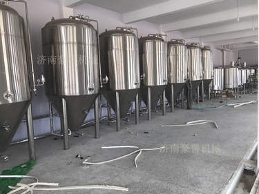啤酒设备安装实景 啤酒设备安装实景